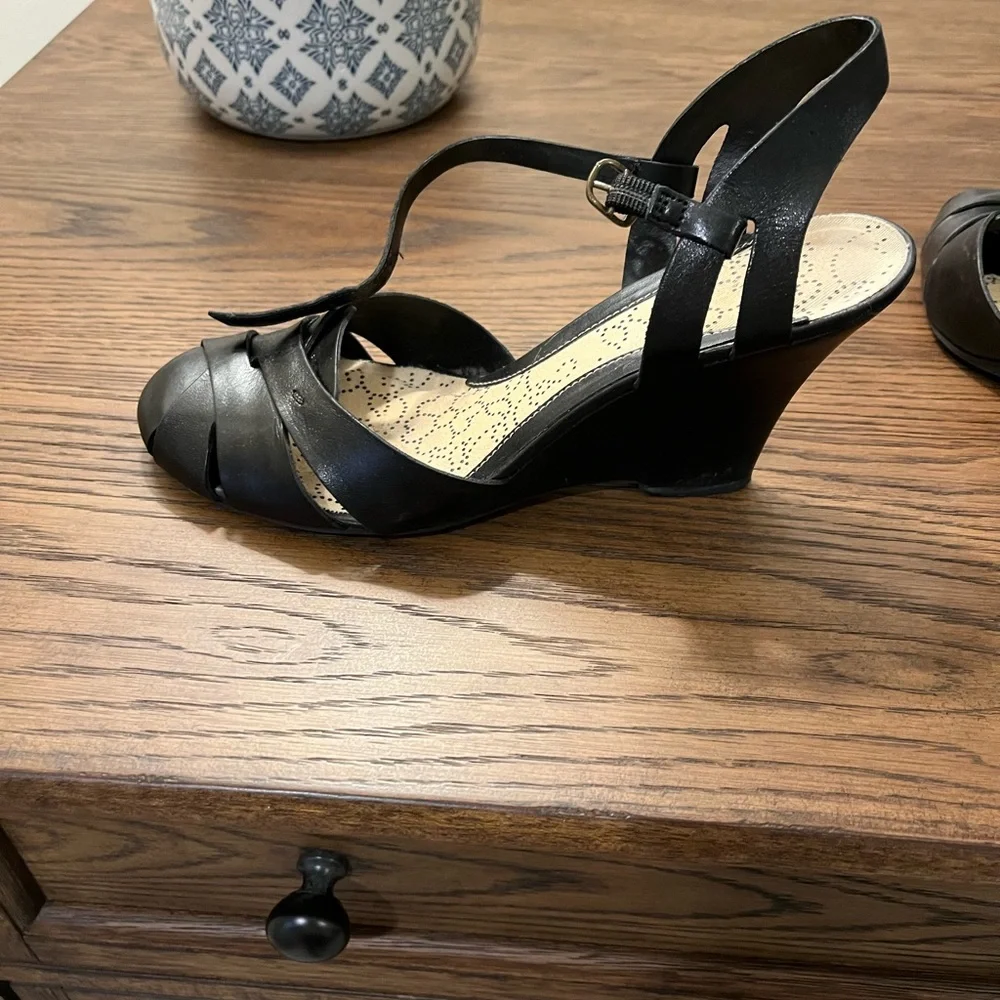 Kenneth Cole, Black wedge sandal, 7.5M - Picture 3 of 9